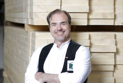 Thilo Diedrich – Geschäftsführer – Zimmermeister, Gebäudeenergieberater HWK, Betriebswirt HWK, Experte Fachwerksanierung, Obermeister Zimmer-Innung Südniedersachsen, Stv. Kreishandwerksmeister Südniedersachsen,  Beirat Energieagentur Göttingen