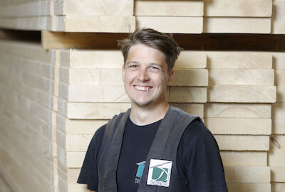 Jakob Lahr – Zimmerer – Zertifizierter Verarbeiter Zellulose-Einblasdämmung, 2015-2018 Studium der Forstwissenschaft und Waldökologie, Eintritt ins Unternehmen: 2019